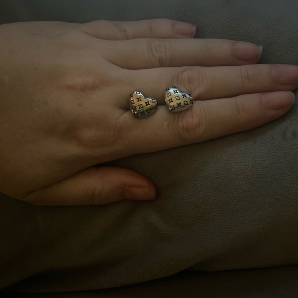 Silver heart earrings with design - Picture 4 of 4